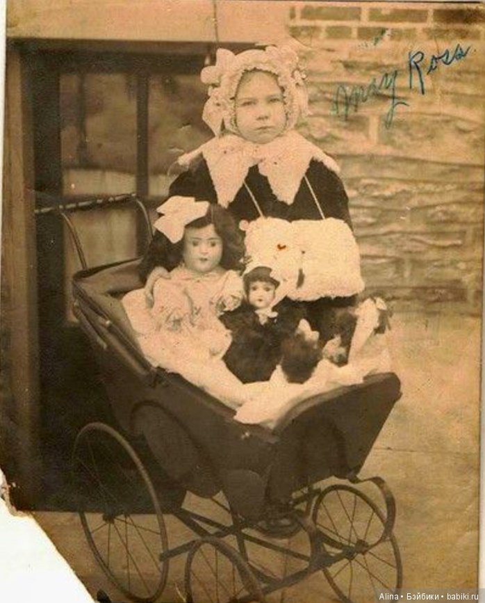 Детки с антикварными колясочками для кукол