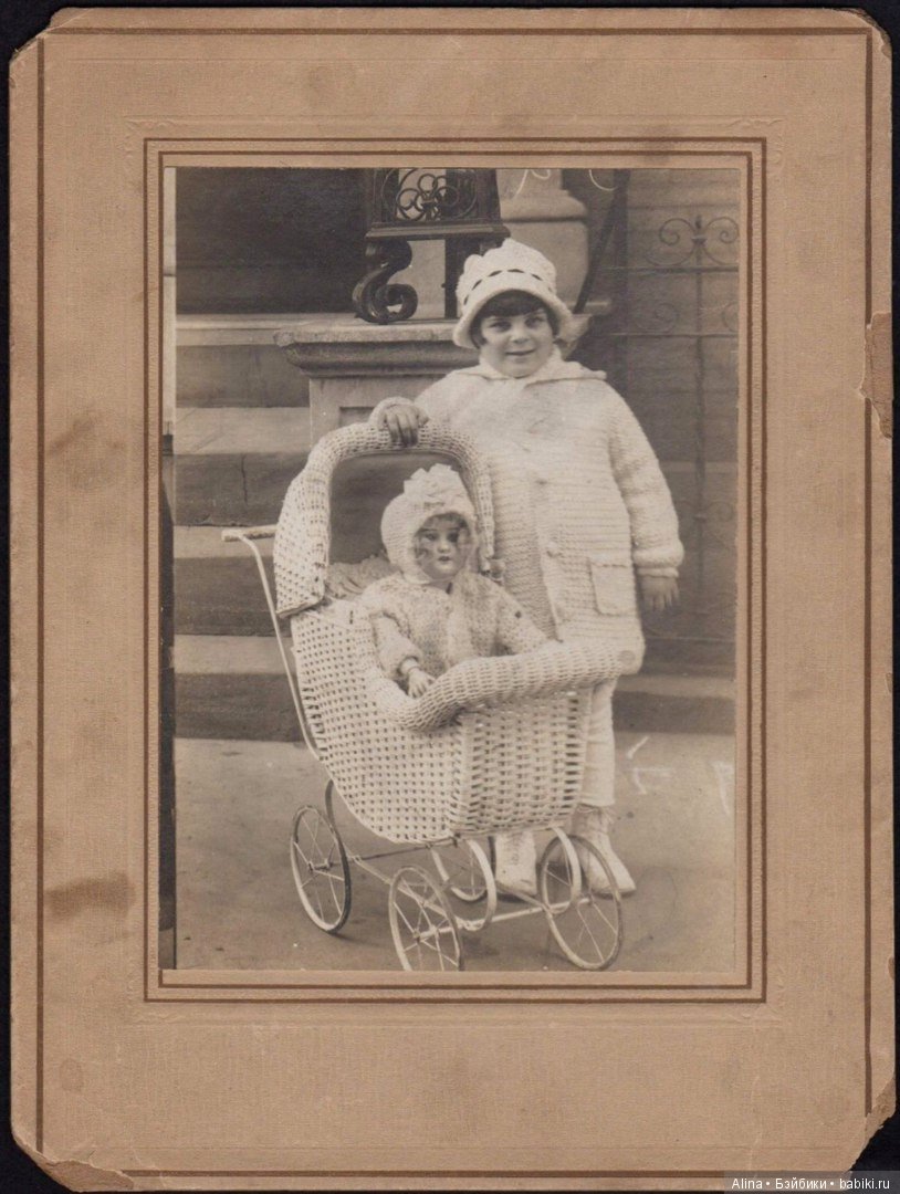 Детки с антикварными колясочками для кукол