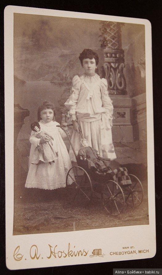 Детки с антикварными колясочками для кукол