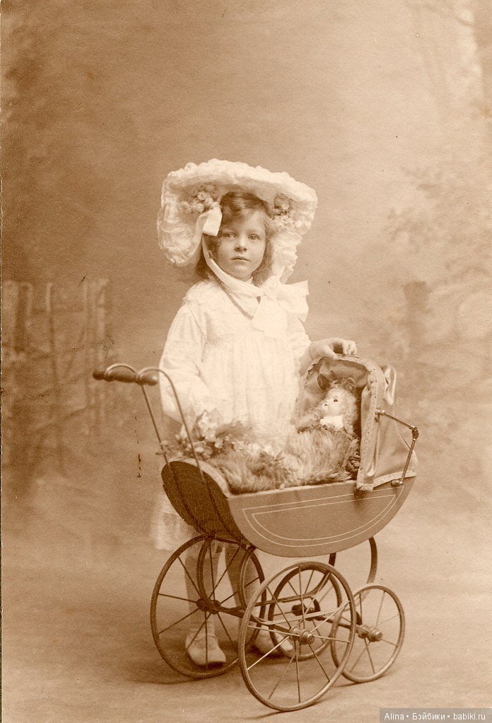 Детки с антикварными колясочками для кукол (фото 7)