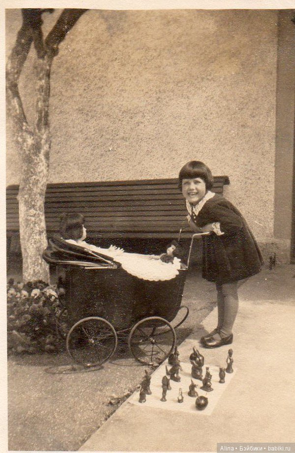 Детки с антикварными колясочками для кукол