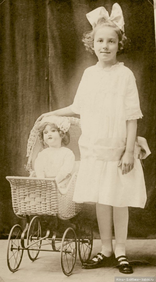 Детки с антикварными колясочками для кукол (фото 5)