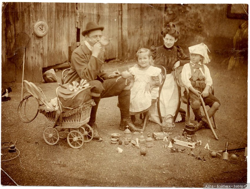 Детки с антикварными колясочками для кукол