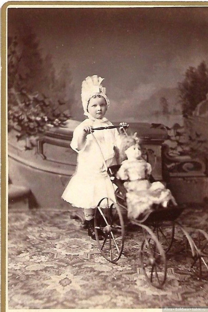 Детки с антикварными колясочками для кукол