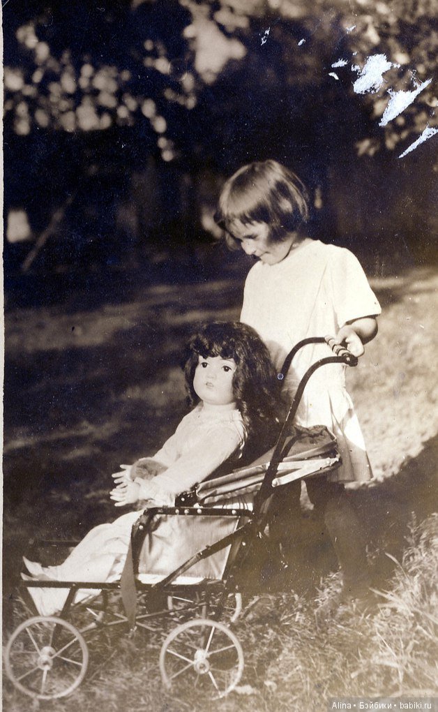Детки с антикварными колясочками для кукол (фото 4)