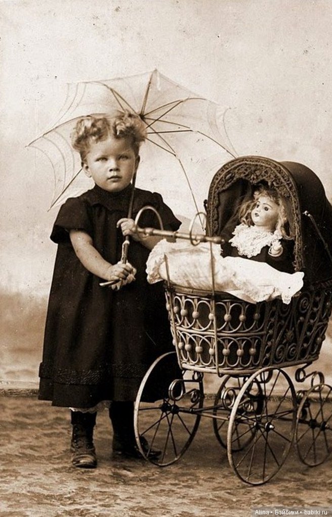 Детки с антикварными колясочками для кукол