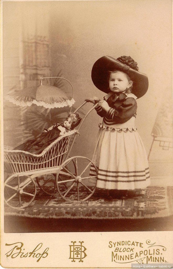 Детки с антикварными колясочками для кукол (фото 2)