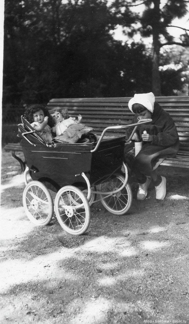 Детки с антикварными колясочками для кукол