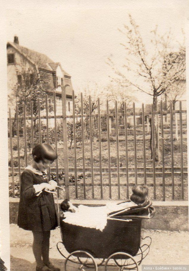 Детки с антикварными колясочками для кукол