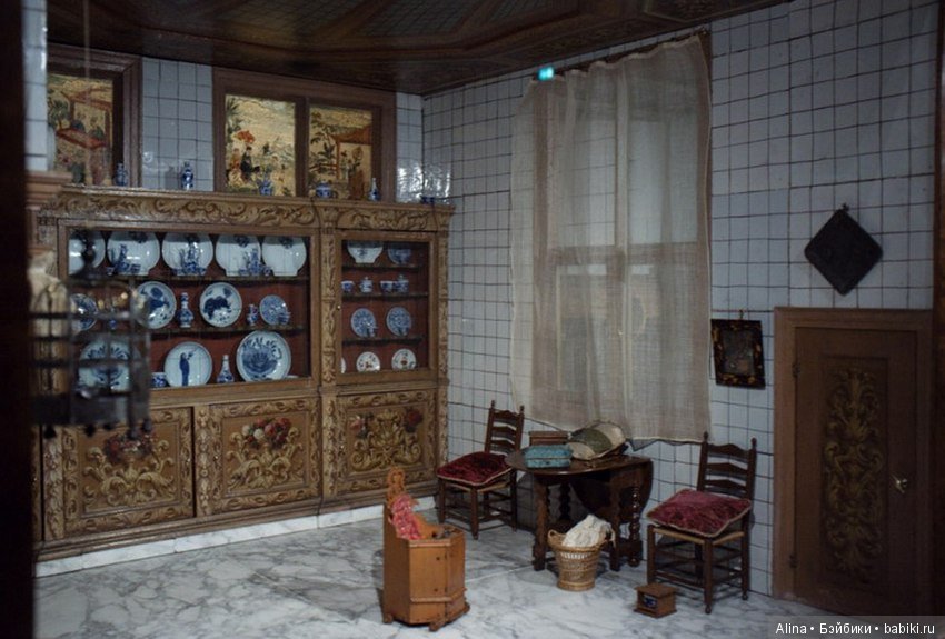 Антикварный кукольный дом Петронеллы Ортман (фото 7)