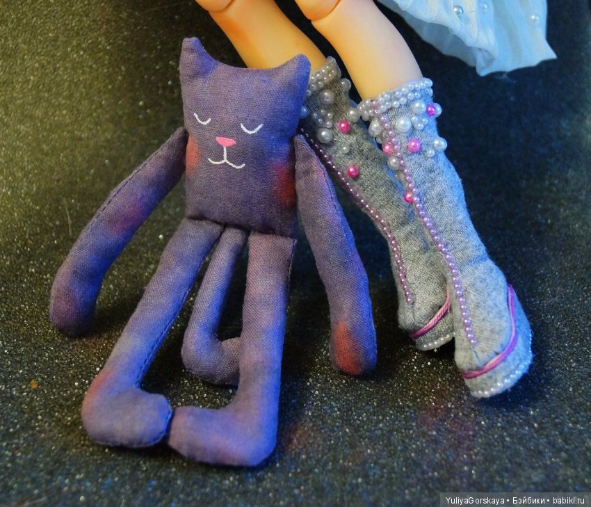 Аксессуары для куколки с розовыми волосами (фото 2)