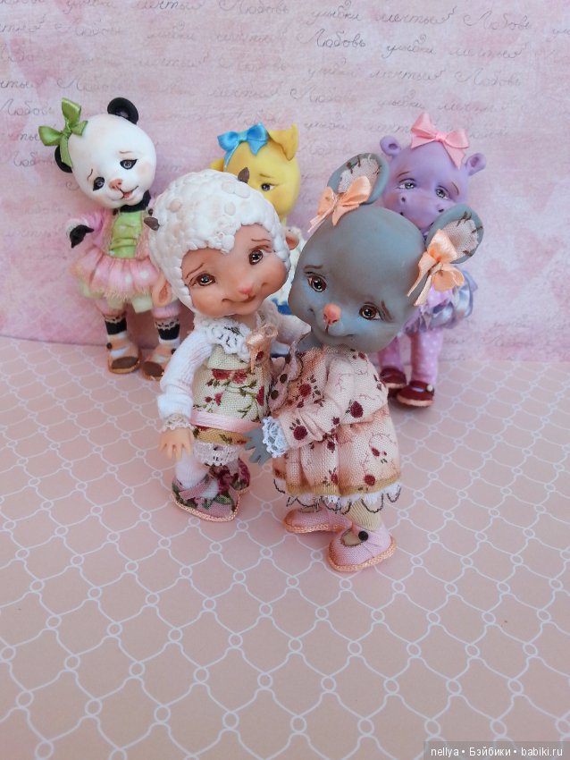 Стоят девчонки — Авторские миниатюрные куклы: лепка (фото 4)