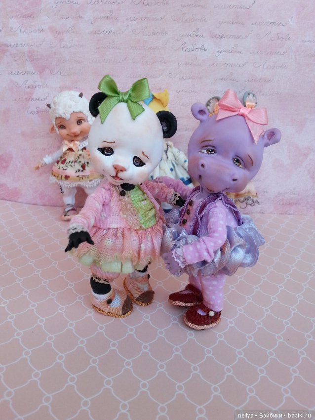 Стоят девчонки — Авторские миниатюрные куклы: лепка (фото 5)