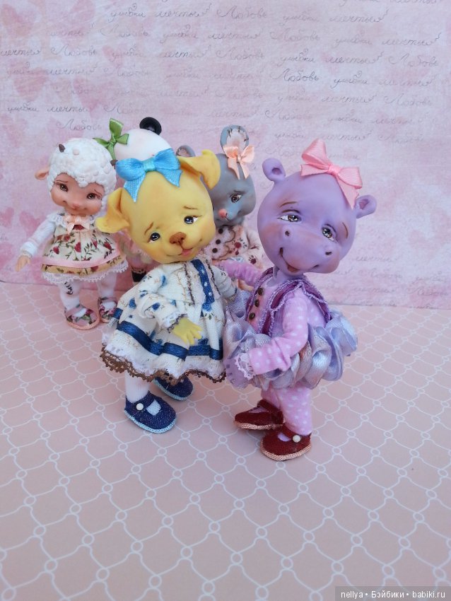 Стоят девчонки — Авторские миниатюрные куклы: лепка (фото 3)