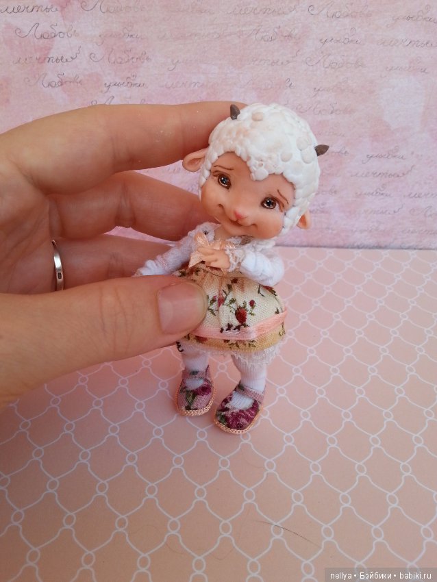 Стоят девчонки — Авторские миниатюрные куклы: лепка