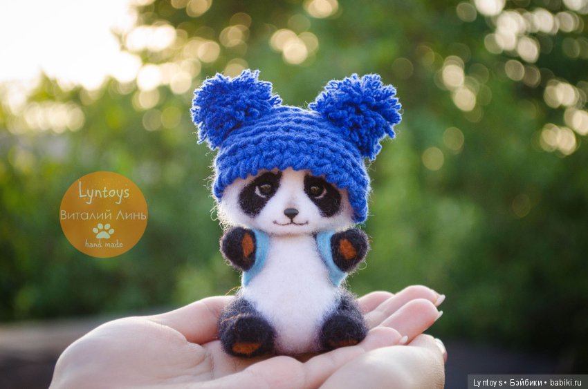 Миниатюрная пандочка по имени Мика и ее друзья, авторская игрушка из шерсти (фото 3)