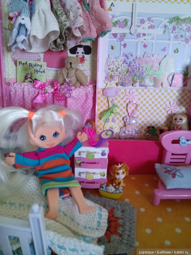 Что делает Венди когда просыпается, плоская гибкая винтажная кукла Flatsy (фото 4)