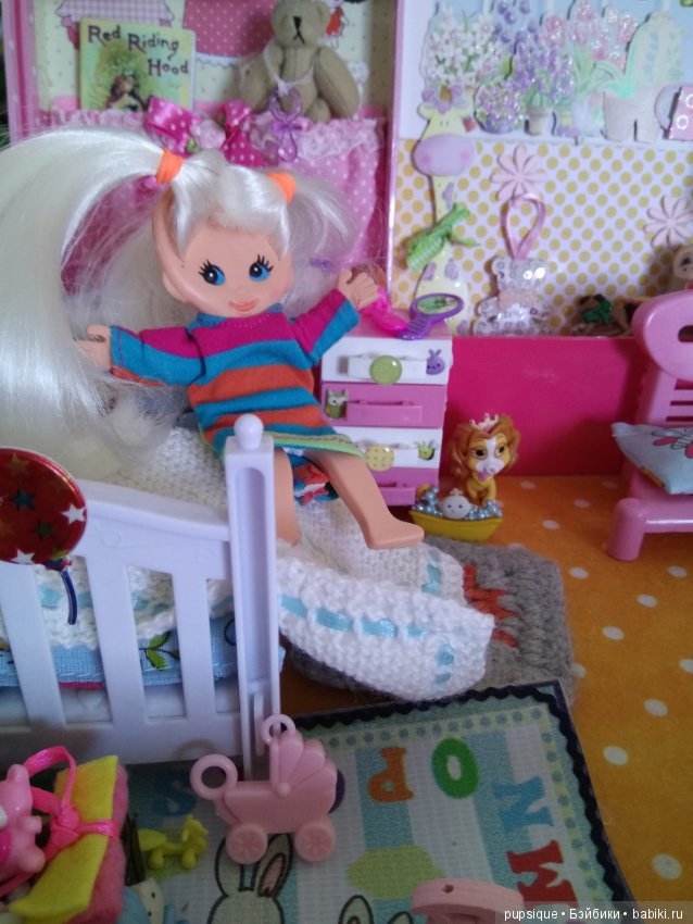 Что делает Венди когда просыпается, плоская гибкая винтажная кукла Flatsy (фото 5)