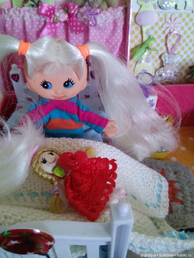 Что делает Венди когда просыпается, плоская гибкая винтажная кукла Flatsy (фото 3)