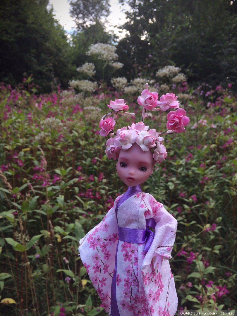 Сакура особенно гармонично смотрится среди цветов