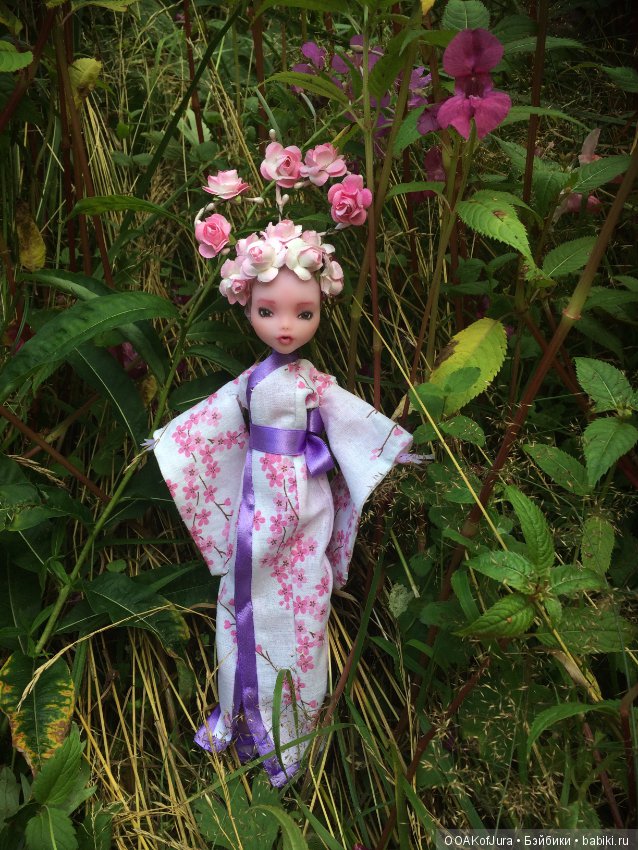 Сакура особенно гармонично смотрится среди цветов (фото 2)