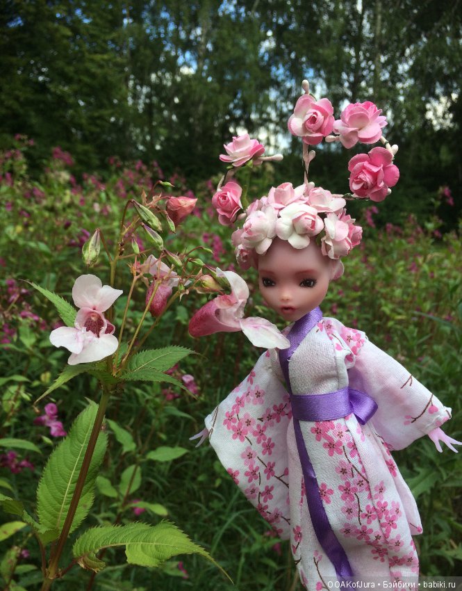 Сакура особенно гармонично смотрится среди цветов (фото 3)