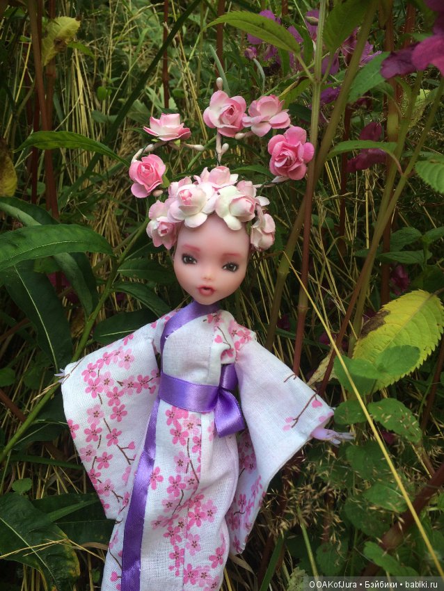 Сакура особенно гармонично смотрится среди цветов (фото 6)