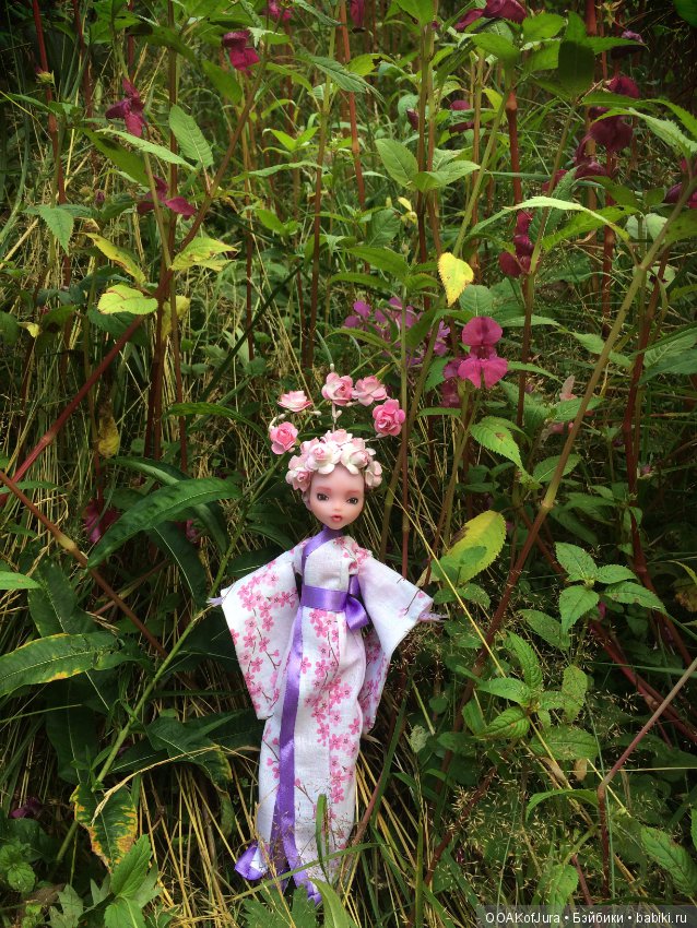 Сакура особенно гармонично смотрится среди цветов (фото 5)