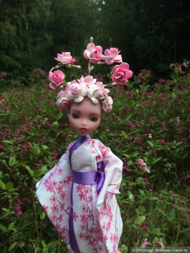 Сакура особенно гармонично смотрится среди цветов (фото 4)