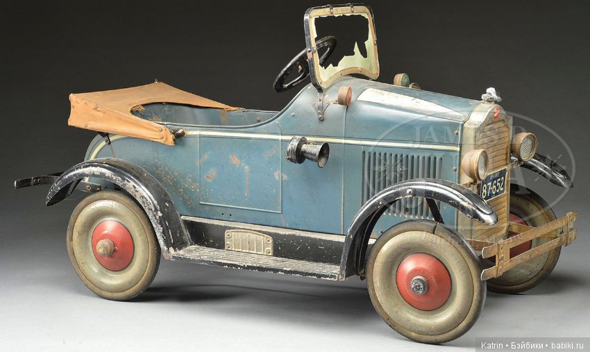 Антикварные педальные машинки