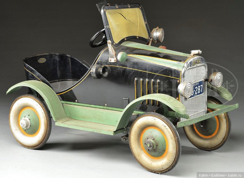 Антикварные педальные машинки