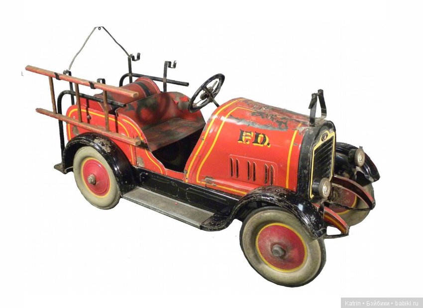 Антикварные педальные машинки