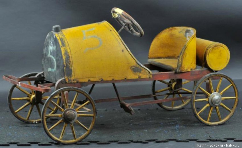 Антикварные педальные машинки