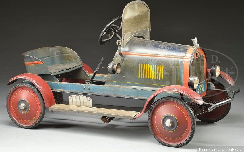 Антикварные педальные машинки