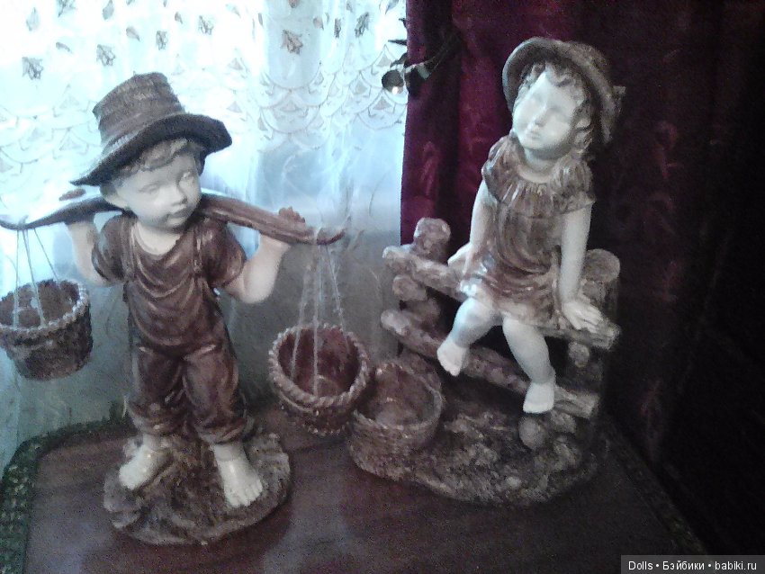 Очаровательные мальчик и девочка в композиции