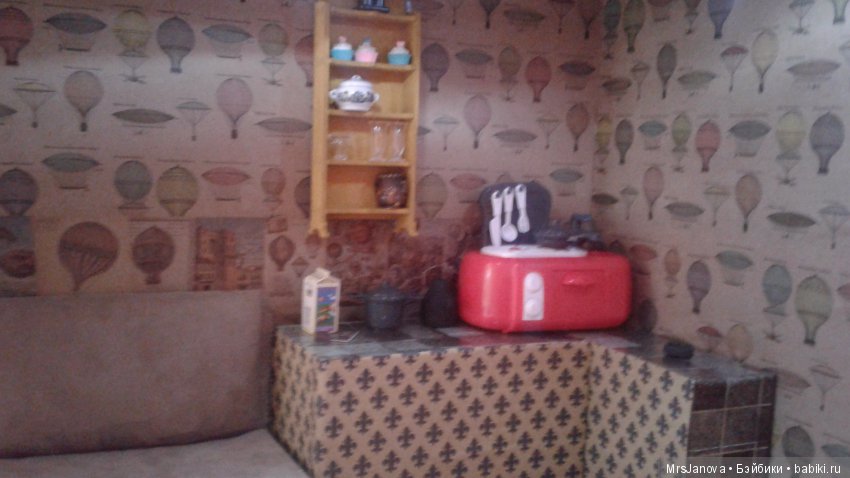 Кукольная кухня на полке стеллажа: румбокс