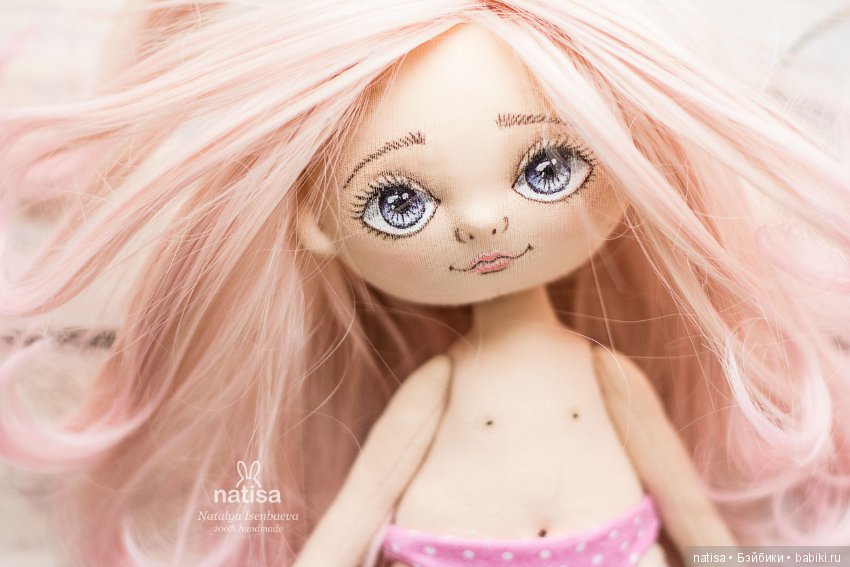 Когда у нее фиалковые глаза и розовые волосы. Куколка от Наташи Исенбаевой