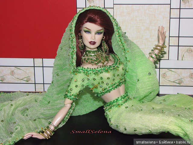 Индийский традиционный наряд для куклы ФР. в качестве модели Vanessa color theraphy