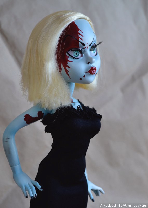 Маленькая, не совсем живая звезда, а именно, Living Dead Dolls Fashion Victims Series 2, Hollywood