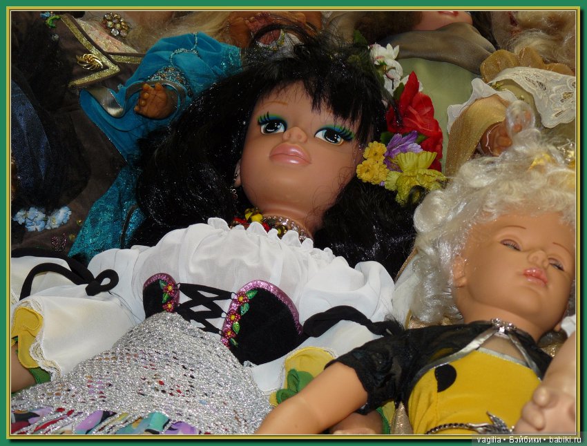 Спят усталые игрушки,куклы спят