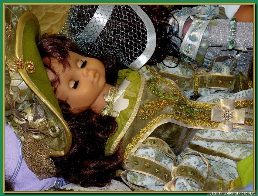 Спят усталые игрушки,куклы спят