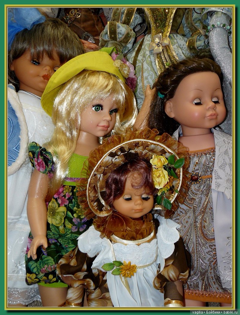 Спят усталые игрушки,куклы спят