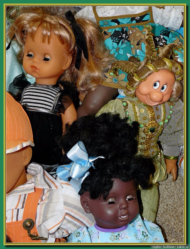 Спят усталые игрушки,куклы спят