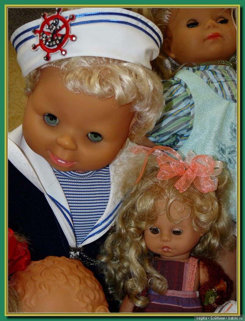 Спят усталые игрушки,куклы спят