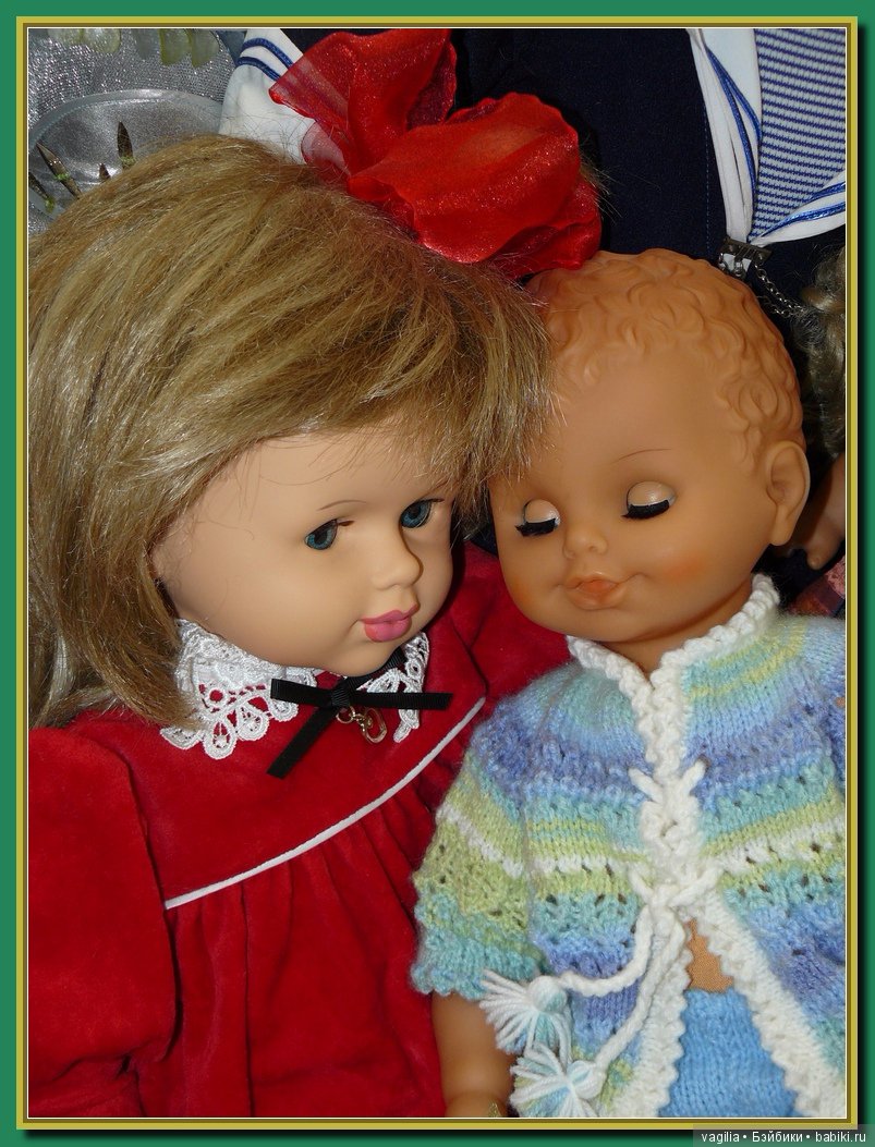 Спят усталые игрушки,куклы спят