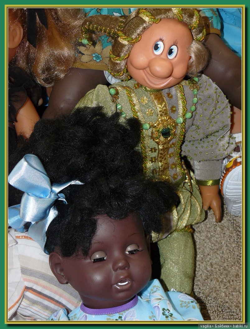 Спят усталые игрушки,куклы спят