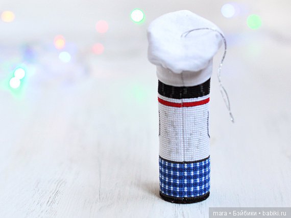 Вышитые крестиком елочные игрушки