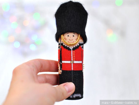 Вышитые крестиком елочные игрушки