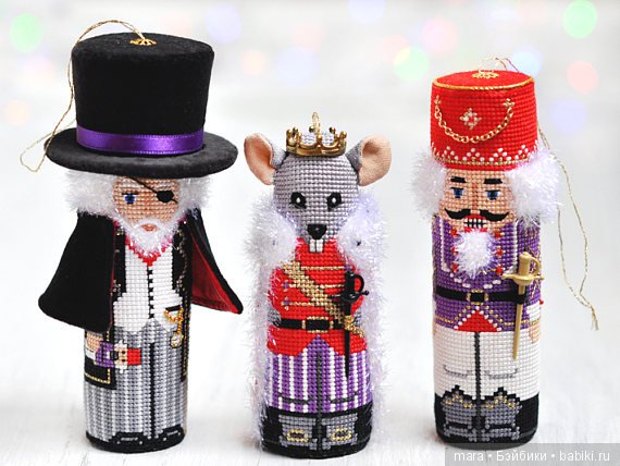 Вышитые крестиком елочные игрушки