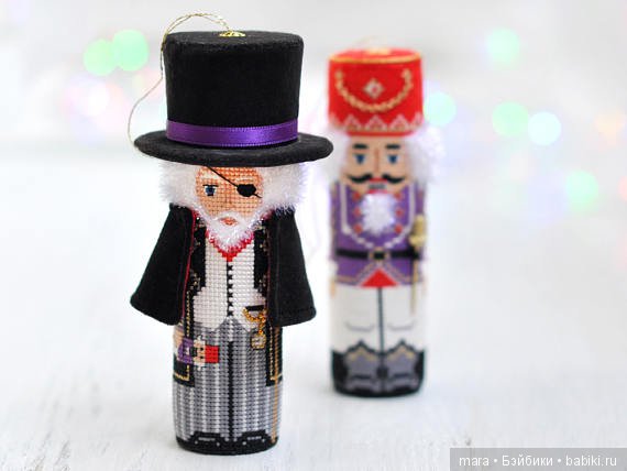 Вышитые крестиком елочные игрушки